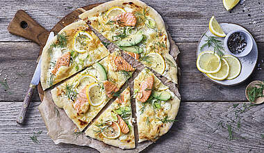 Frische Lachs-Zitronen-Pizza mit Avocado, Lauch & Schmand
