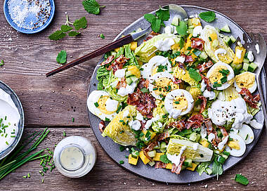 Mango-Eier-Salat mit Bacon und Schmand-Schnittlauch-Dressing