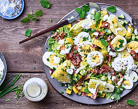 Mango-Eier-Salat mit Bacon und Schmand-Schnittlauch-Dressing