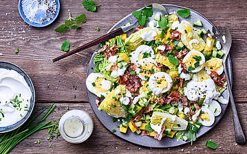 Mango-Eier-Salat mit Bacon und Schmand-Schnittlauch-Dressing