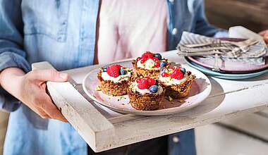 Knusprige Granola Cups mit Beeren
