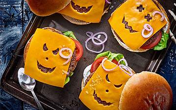 Cheeseburger mit gruseligen Käsegesichtern