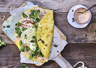 Blitzschnelles Omelette mit Birne, Feldsalat und Radieschen