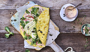 Blitzschnelles Omelette mit Birne, Feldsalat und Radieschen