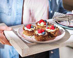 Knusprige Granola Cups mit Beeren