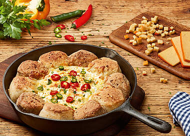 Brötchenkranz mit Ofenkäse-Dip