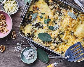 Vegetarische Grünkohl Lasagne mit Walnüssen und knuspriger Käsekruste