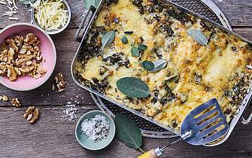 Vegetarische Grünkohl Lasagne mit Walnüssen und knuspriger Käsekruste