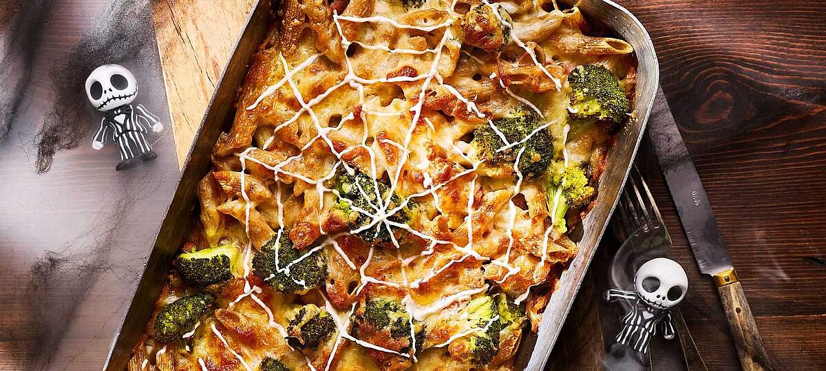 Rezeptbild für Halloween-Nudelauflauf mit Brokkoli und Spinnennetz