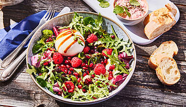Sommerlicher Burrata-Salat mit Himbeeren und Granatäpfeln