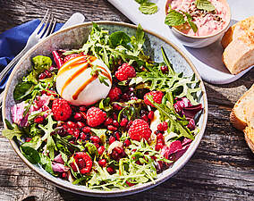 Rezept für Sommerlicher Burrata-Salat mit Himbeeren und Granatäpfeln Sommerlicher Burrata-Salat mit Himbeeren und Granatäpfeln