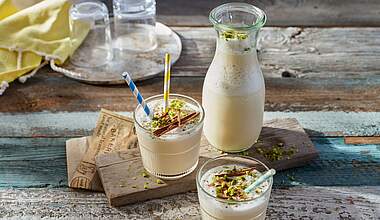 Iced Chai Latte mit Buttermilch und Pistazientopping