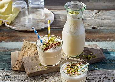 Iced Chai Latte mit Buttermilch und Pistazientopping