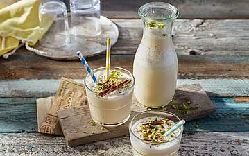 Iced Chai Latte mit Buttermilch und Pistazientopping