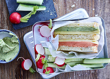 Kinder-Pausenbrot mit Avocado, Tomate und mildem Käse