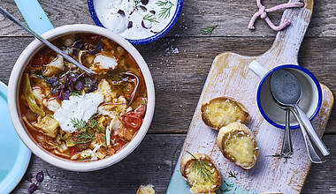 Cremige Fischsuppe mediterran mit Kircherbsen, Chorizo und Schmand