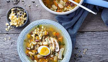 Proteinreiche Hähnchen-Kürbissuppe mit Bohnen und Ei