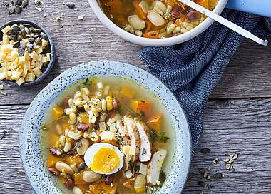 Proteinreiche Hähnchen-Kürbissuppe mit Bohnen und Ei