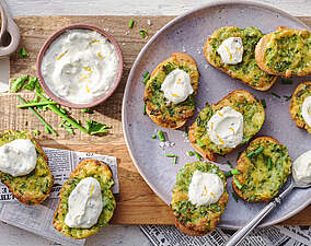 Knoblauch-Käse-Brot mit Quark-Topping