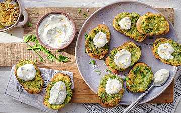Knoblauch-Käse-Brot mit Quark-Topping
