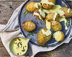 Fächerkartoffeln mit schnellem Käse-Dip