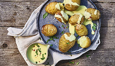 Fächerkartoffeln mit schnellem Käse-Dip