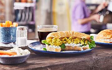 Croissants mit veganem Rührei und FrühlingsStreich