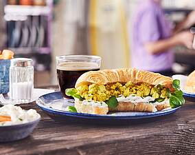 Rezept für Croissants mit veganem Rührei und FrühlingsStreich Croissants mit veganem Rührei und FrühlingsStreich