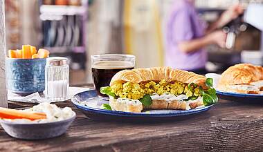 Croissants mit veganem Rührei und FrühlingsStreich