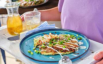 Japanisches Okonomiyaki mit leckerer Soße