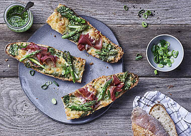 Frühlings-Pizza-Baguette mit Parmaschinken, grünem Spargel & Pesto