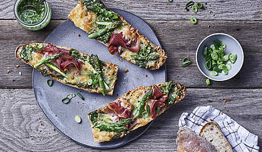 Frühlings-Pizza-Baguette mit Parmaschinken, grünem Spargel & Pesto