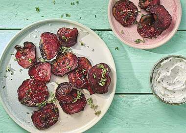 Knusprige Rote Bete Chips mit veganem Kräuter-Dip