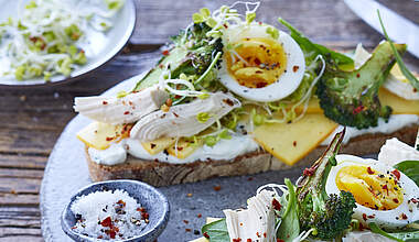 Selbstgemachtes Eiweißbrot mit Hähnchenbrust, FrühlingsQuark und Brokkoli