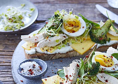 Selbstgemachtes Eiweißbrot mit Hähnchenbrust, FrühlingsQuark und Brokkoli