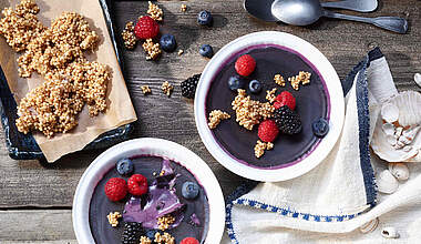 Magic Shell Smoothie Bowl mit Brombeeren