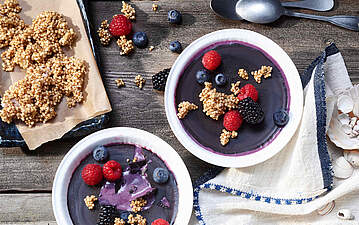 Magic Shell Smoothie Bowl mit Brombeeren