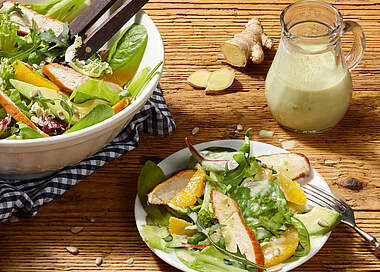 Leichter Sommersalat mit Hähnchenbrust und Orange-Ingwer-Dressing