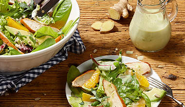Leichter Sommersalat mit Hähnchenbrust und Orange-Ingwer-Dressing