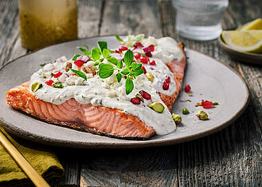 Lachs mit Wildkräuter-Topping und Granatapfel