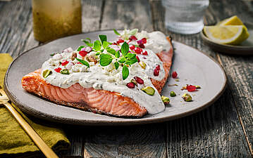 Lachs mit Wildkräuter-Topping und Granatapfel