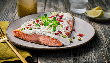Lachs mit Wildkräuter-Topping und Granatapfel
