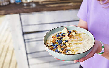 Fruchtiges Birchermüsli mit knusprigen Apfel-Chips
