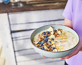 Fruchtiges Birchermüsli mit knusprigen Apfel-Chips