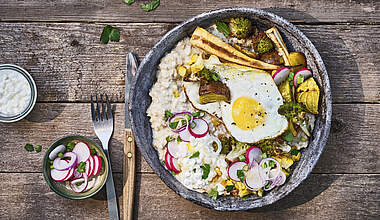 Porridge Lunch mit Spiegelei und Ofengemüse