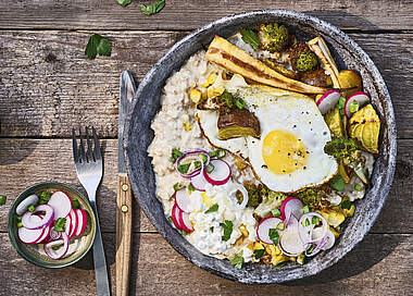 Porridge Lunch mit Spiegelei und Ofengemüse