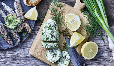 Leckere Kräuterbutter mit Kapern und Dill