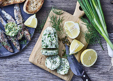 Leckere Kräuterbutter mit Kapern und Dill
