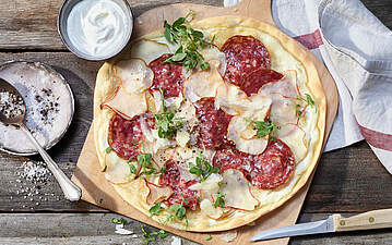 Leckerer Aioli-Flammkuchen mit Fenchelsalami und Birnen
