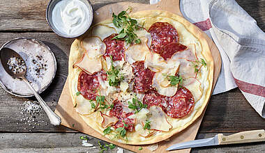 Leckerer Aioli-Flammkuchen mit Fenchelsalami und Birnen